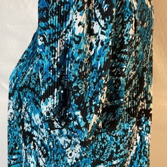 Essentials women’s V-neck blouse size 0X - Picture 3 of 8